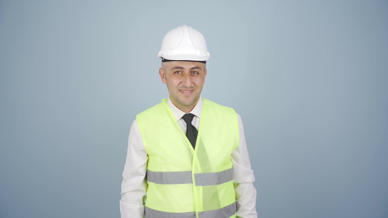 el ingeniero examina el proyecto en sus manos.