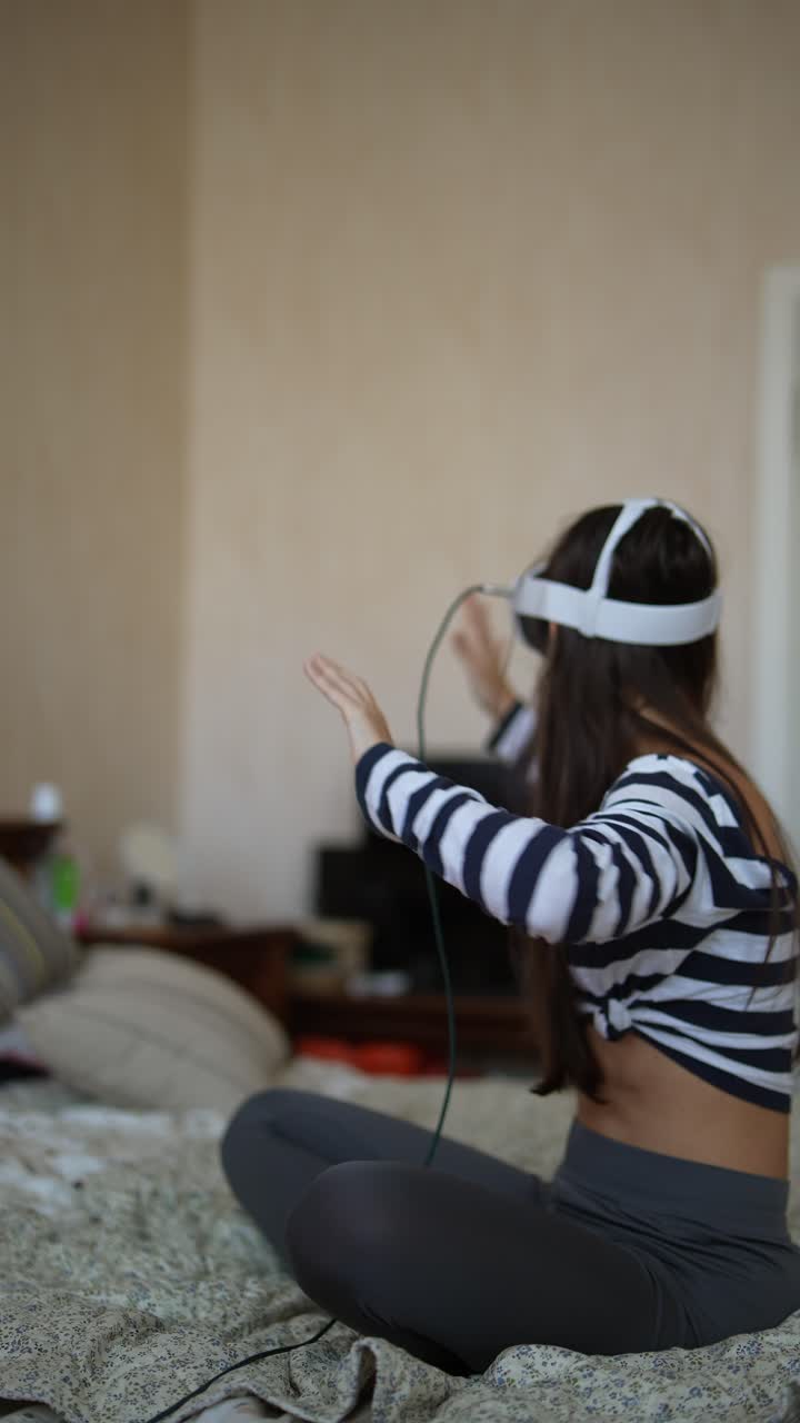 mujer con auriculares vr en el dormitorio
