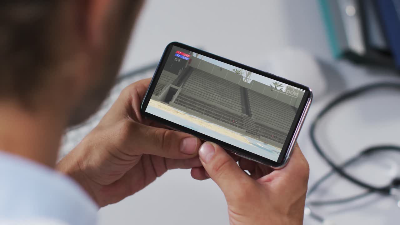 compuesto de un médico masculino viendo un evento de salto de longitud de atletismo en un smartphone