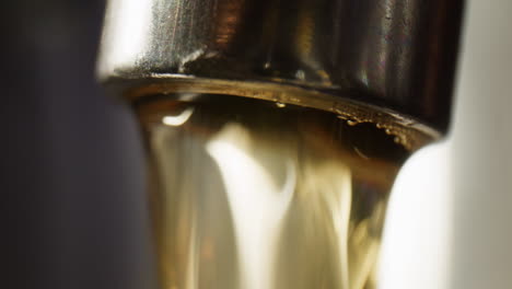 primer plano del agua que gotea de un grifo