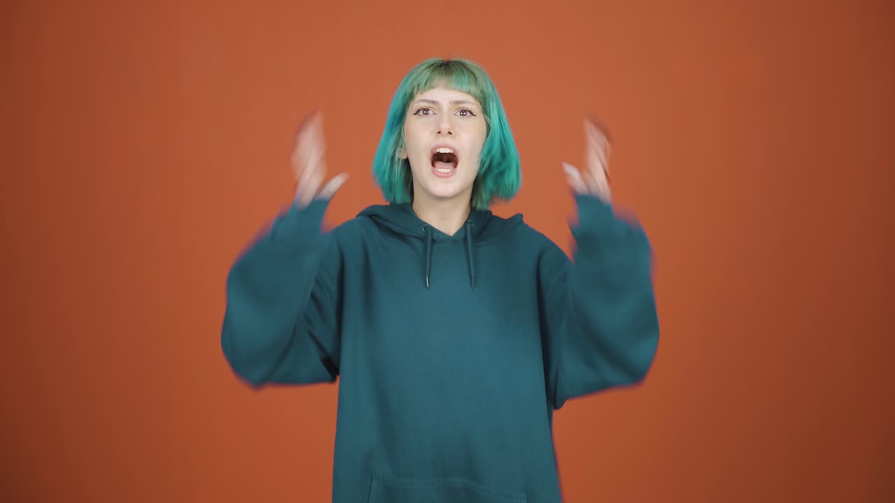 젊은 여성이 카메라에 화를 내고 있습니다.