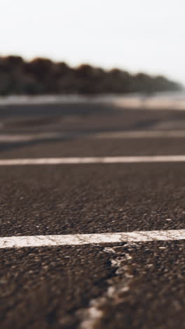 cerca de una carretera con líneas blancas