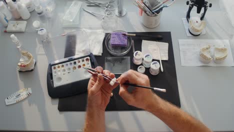 técnico dental que trabaja en una restauración dental