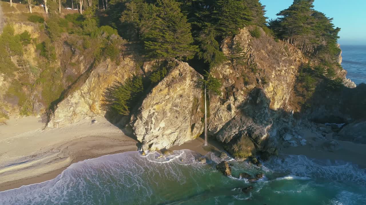 4k uhd 무인 항공기 - 줄리아 파이퍼의 매혹적인 맥웨이 폭포와 해변의 dji 공중 영상은 고속도로 1, 빅 쉬르, 캘리포니아에서 주립 공원을 태운다 | 미국 서부 해안 도로 여행