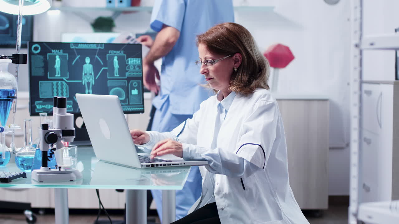 científicos trabajando en un laboratorio