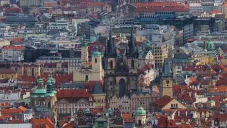 Iglesia-De-Nuestra-Señora-Ante-Týn-Y-La-Torre-De-La-Pólvora-En-Praga,-República-Checa