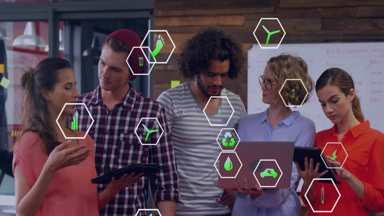 Animazione di icone ecologiche ed elaborazione dati su diversi professionisti in ufficio