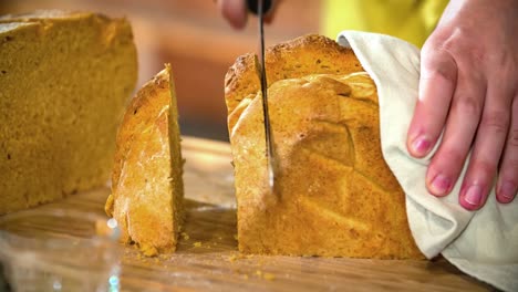 Closeup-Koch-Schneidet-Pastete-Mit-Messer-In-Scheiben-Podvelka,-Slowenien,-Slowmo