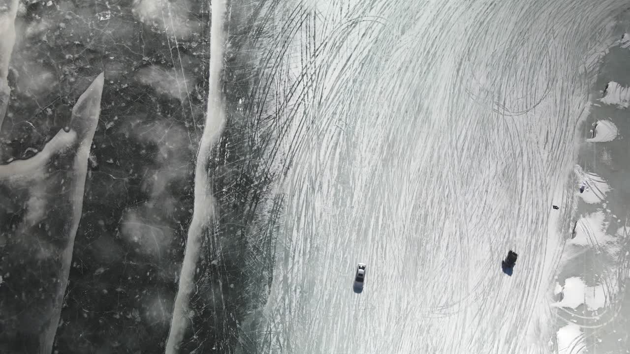 cinemático de arriba hacia abajo de autos deportivos a la deriva en circuito de lago helado vía drone aéreo 4k poynette wisconsin