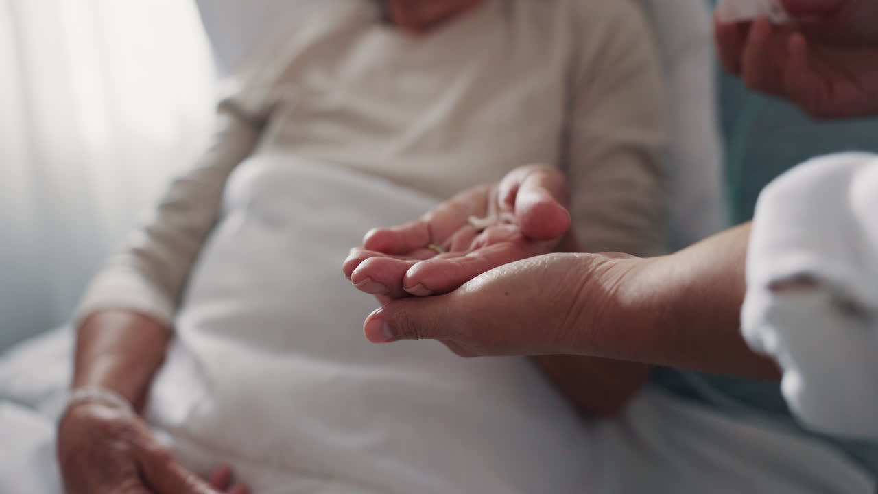 Infermiera che somministra farmaci a un paziente anziano.