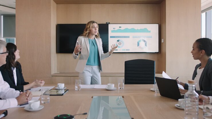 mujer de negocios presentando datos financieros en la pantalla de televisión líder del equipo compartiendo el proyecto con los accionistas informando a los colegas discutiendo ideas en la presentación de la sala de juntas de la oficina