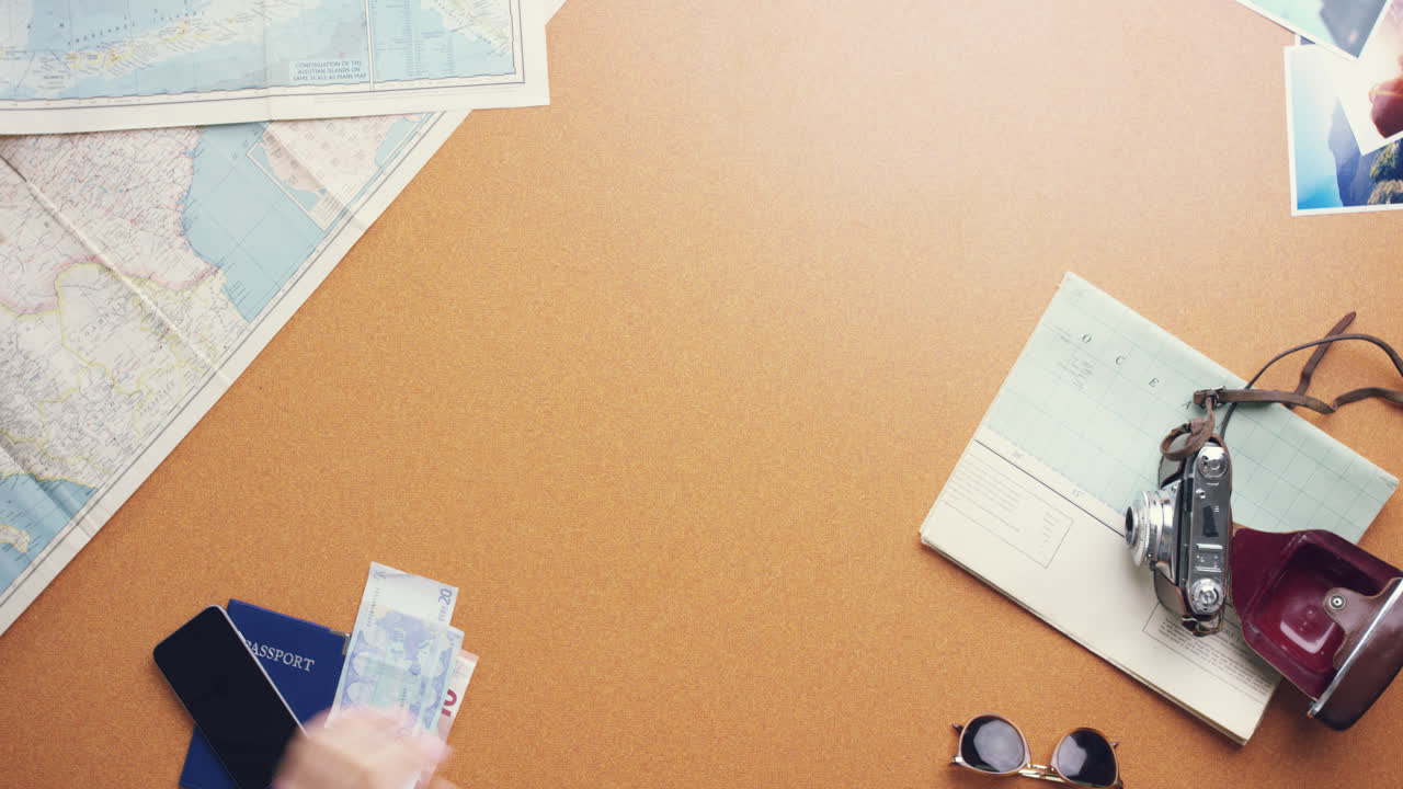 ⁇  뷰 여성 여행자가 위에서 책상에서 휴가를 계획하는 빈티지 세계 지도를 펼치고 있습니다 - 빨간 서사시 드래곤