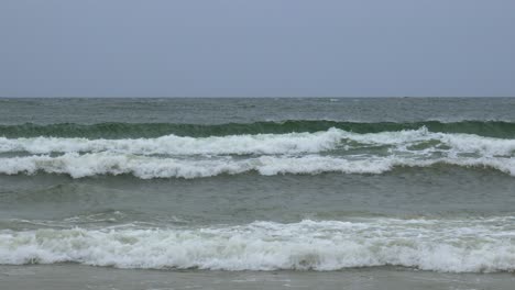 Wellen,-Die-In-Die-Küste-Der-Ostsee-Krachen