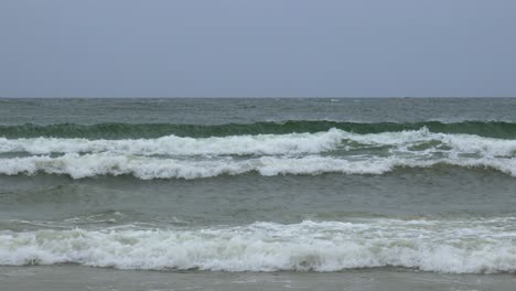 Olas-Rompiendo-En-La-Orilla-Del-Mar-Báltico