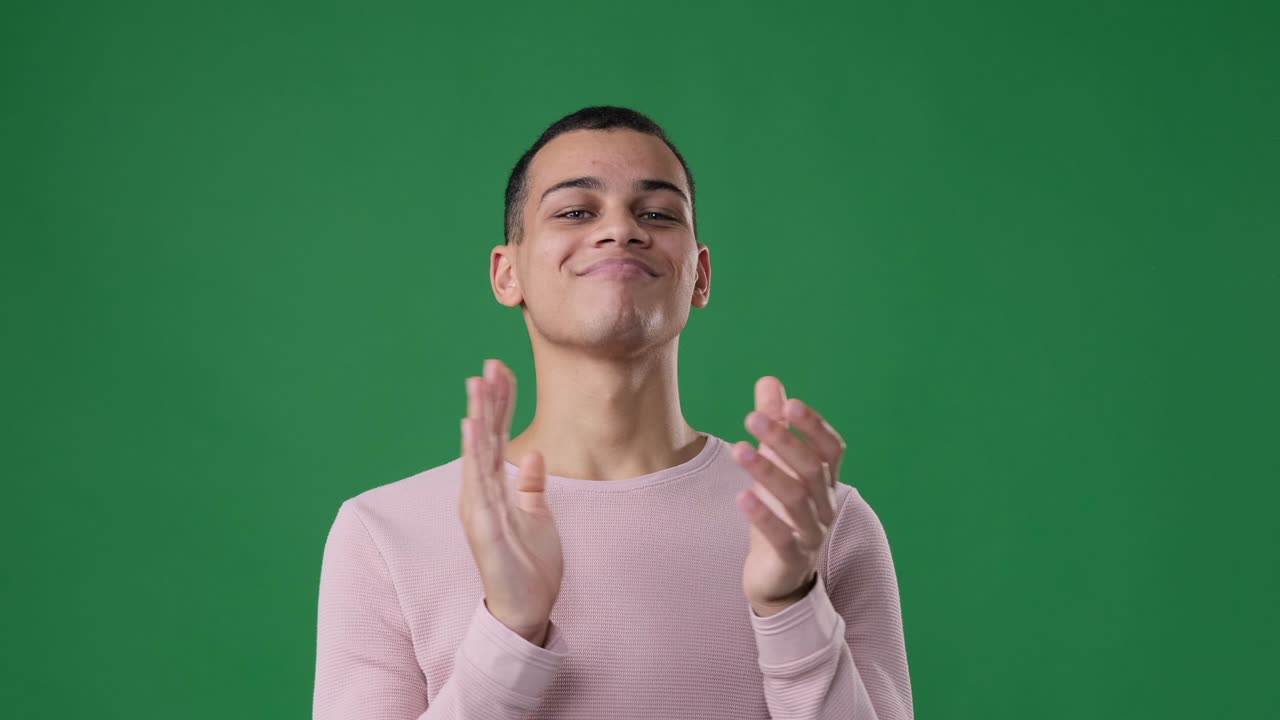 hombre aplaudiendo sobre un fondo verde