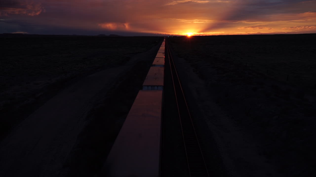 아리조나에서 석양을 향해 향하는 화물열차