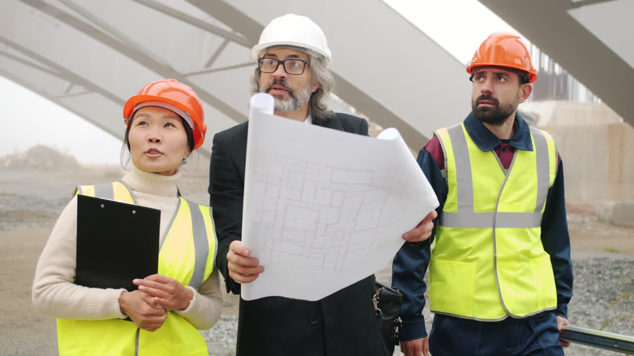 reunión en el sitio de construcción