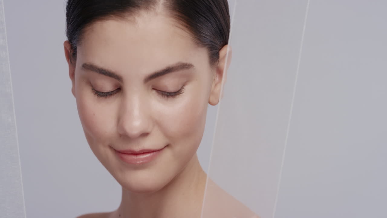 가까운 초상화 아름다운 백인 여성의 손은 건강한 피부를 만지며 부드러운 실크 같은 부드러운 피부를 만지고  ⁇  바탕에 완벽한 자연적인 아름다움을 즐기고 피부 관리 개념