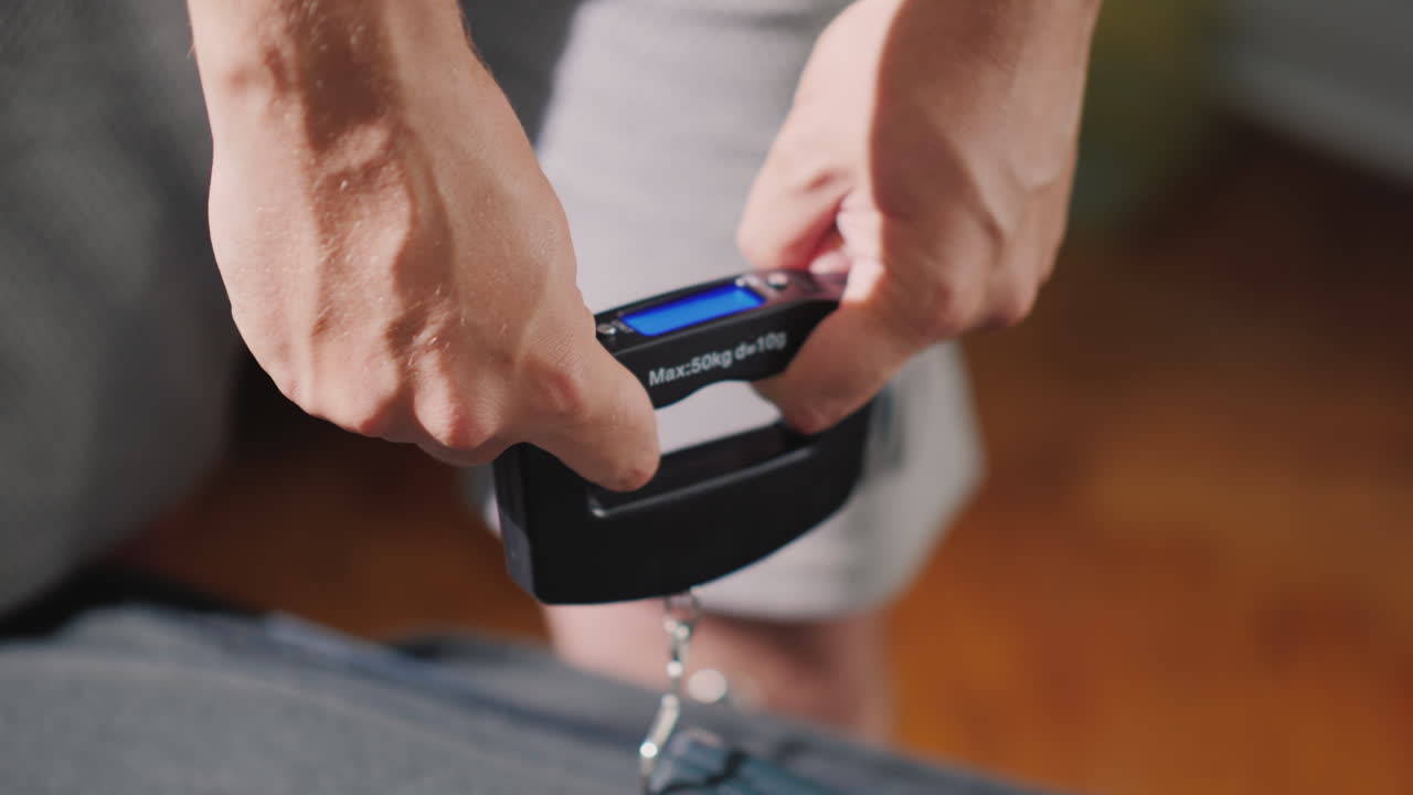 hombre pesa su maleta antes de viajar en avión