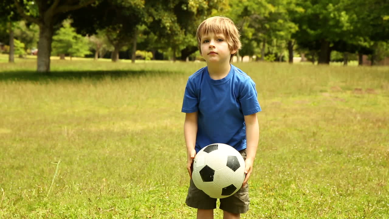 Un niño jugando al fútbol.