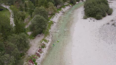 kayak en el valle de soca en un kayak verde, toma aérea