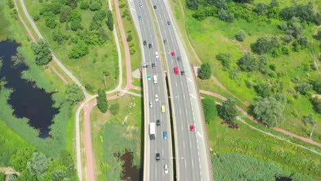 Starker-Verkehr-Auf-Der-Autobahn,-Schnelle-Autos-Auf-Der-Autobahn,-Abstrakter-Geschwindigkeitstransporthintergrund