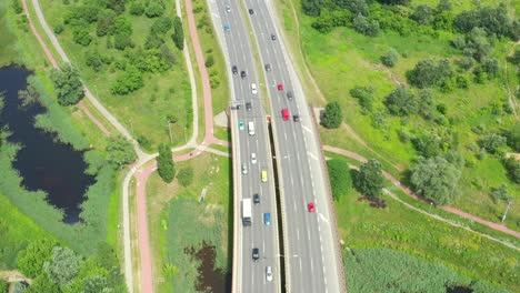 tráfico pesado en la carretera, autos rápidos que viajan en la carretera, fondo de transporte de velocidad abstracta