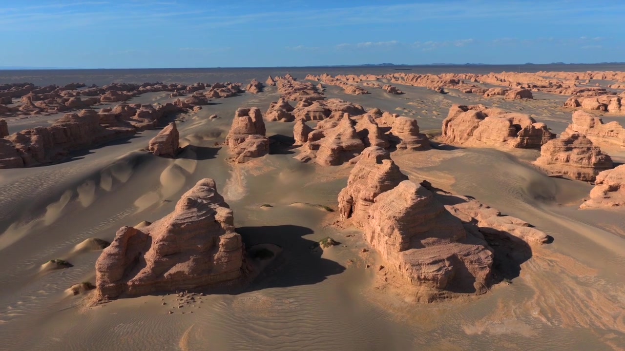 Luftfoto af Dunhuang Yardang landskabsformation, Gansu, Kina. Unikke vinderoderede ørkenklippeformationer og majestætisk Yadan Devil City ørkenlandskab, naturligt eroderede geologiske vartegn i det nordvestlige Kina