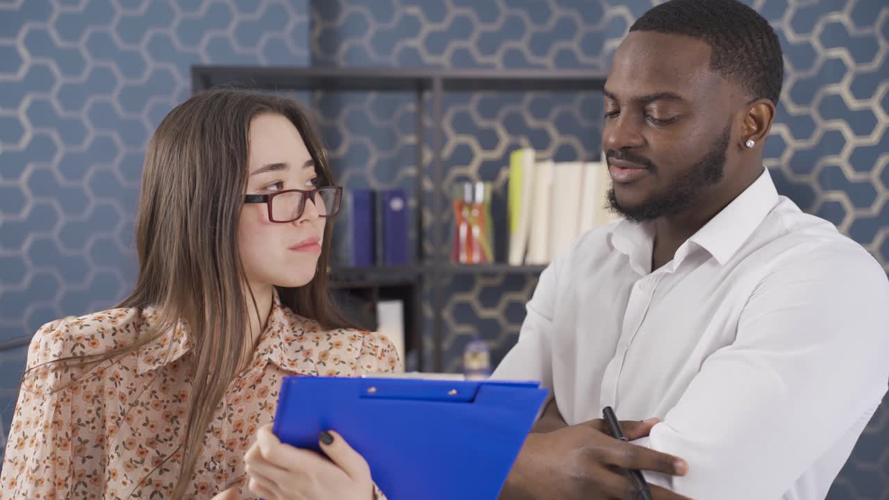 colegas multiétnicos que se reúnen, diferentes razas y concepto de etnicidad.