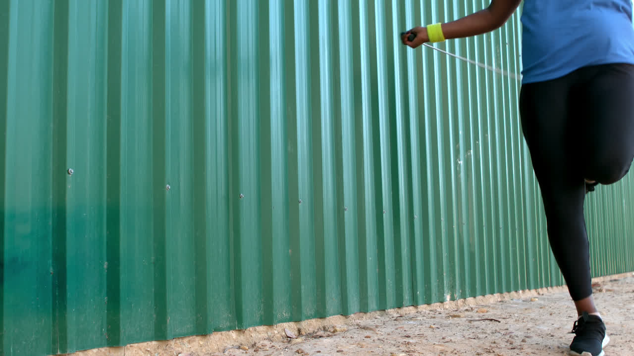 mujer saltando la cuerda en el parque
