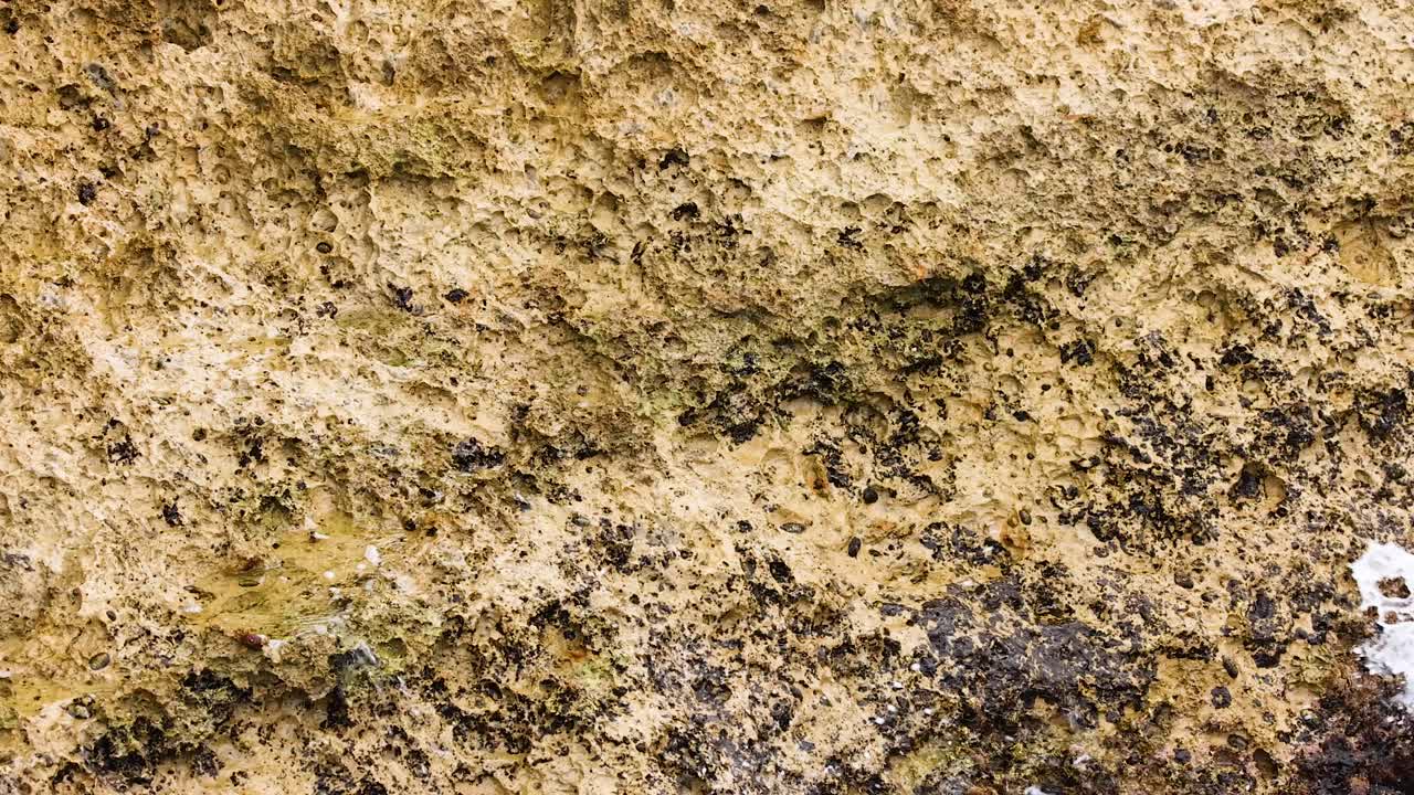 las olas del océano golpean las rocas en port campbell.