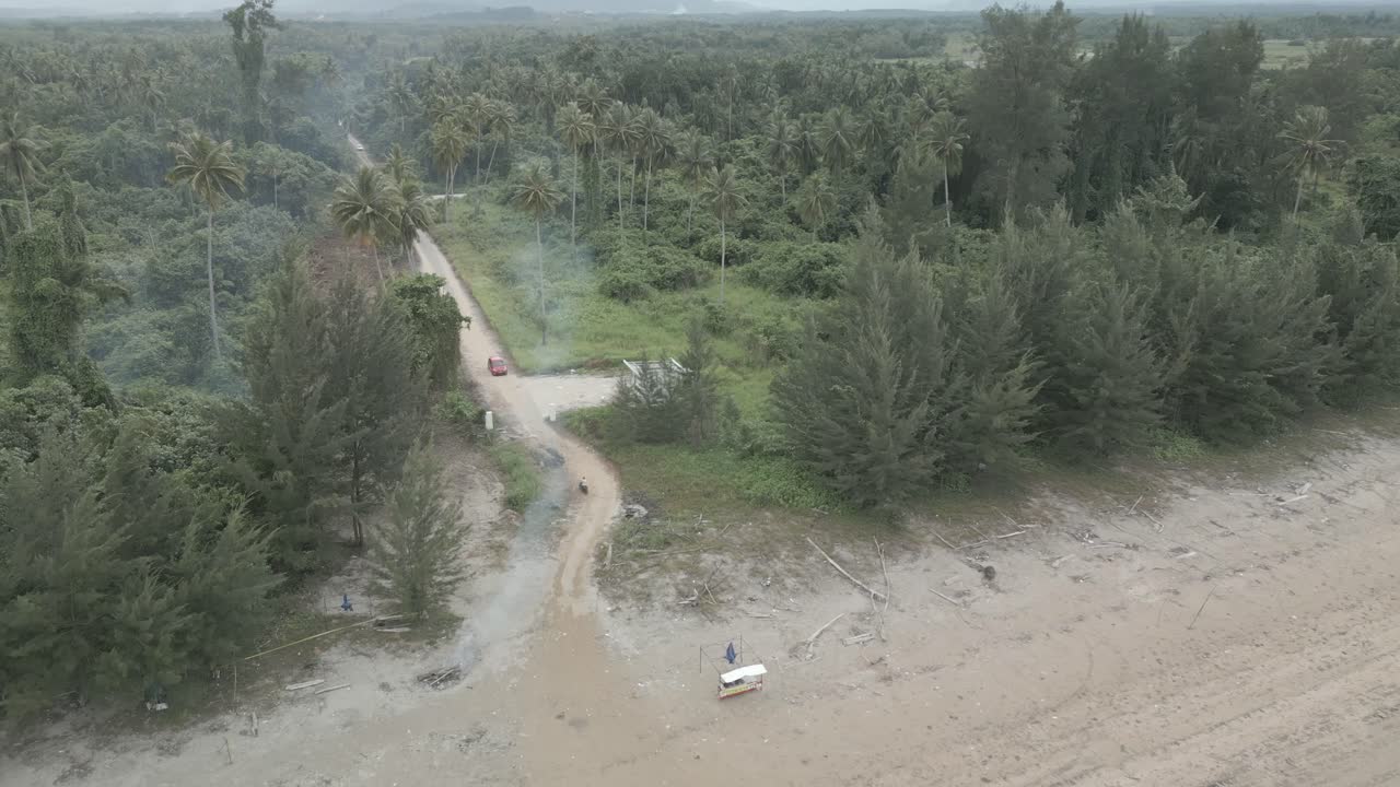 прекрасный вид с воздуха на пляж теромбол, кучинг, саравак
