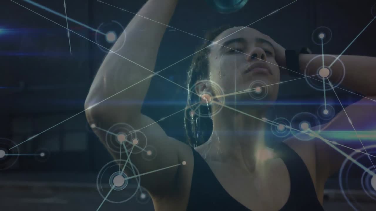 red de conexiones contra afroamericana mujer en forma vertiendo agua en su cara