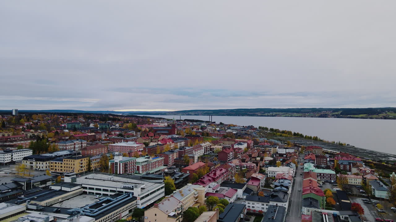 Drone in volo sopra il paesaggio urbano di Östersund a Jämtland, Svezia, con il lago Storsjön sullo sfondo - aereo.