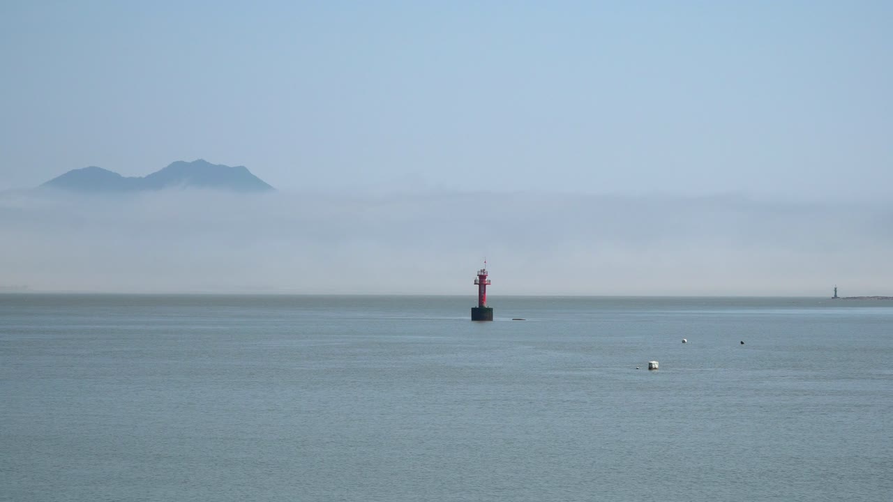 황해의 붉은 부표, 한국 강화도 근처의 짙은 하얀 안개로 뒤덮인 산