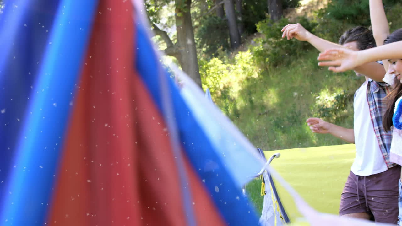 여름 캠프에서 춤을 추는 사람들 위에  ⁇  반점의 애니메이션