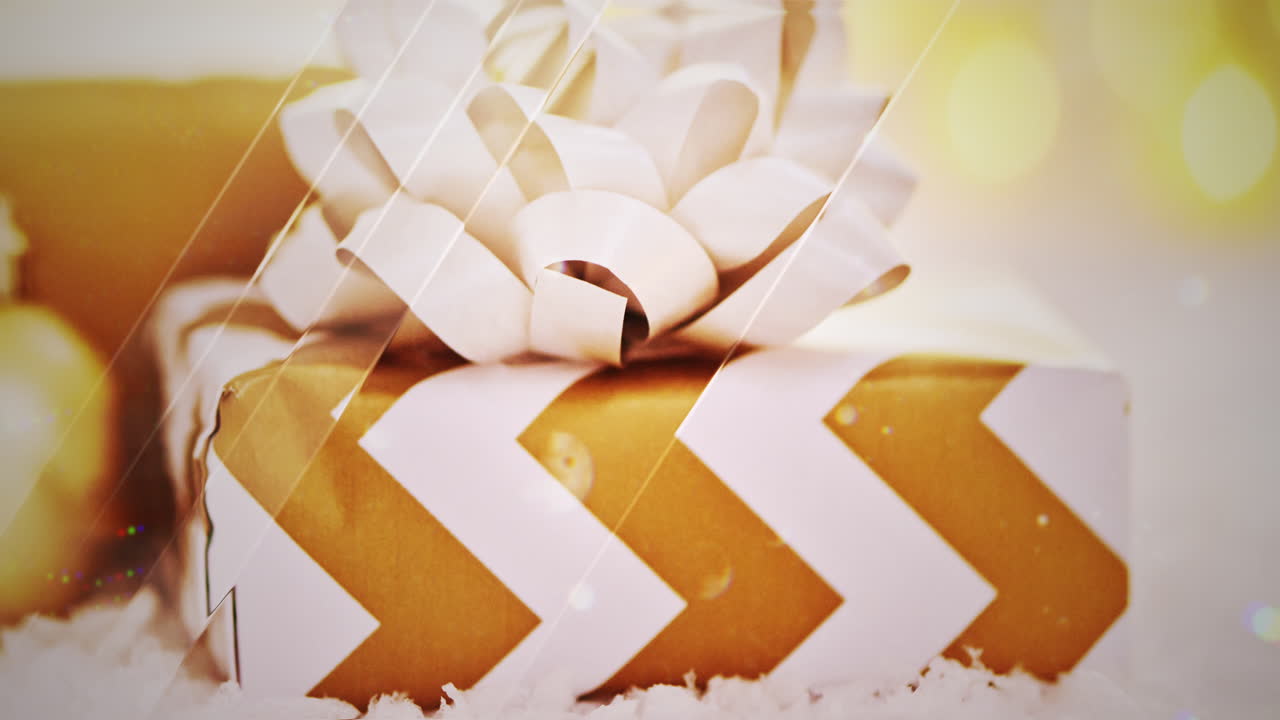 cerca de un regalo de navidad envuelto con un arco blanco