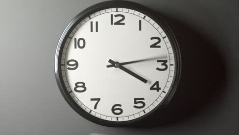 muñeco de reloj blanco cara cerca en el lapso de tiempo en la pared gris oscuro