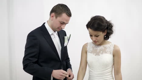 pareja de novias durante la ceremonia de bodas