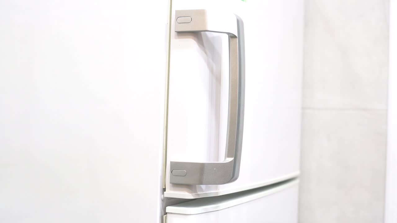 abre el refrigerador para tomar una comida y luego cierra el refrigerador