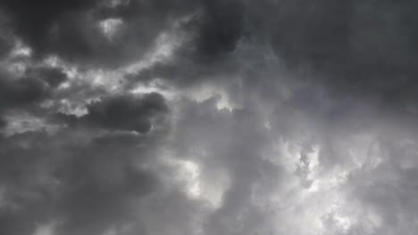 4k tormentas eléctricas y relámpagos en el cielo