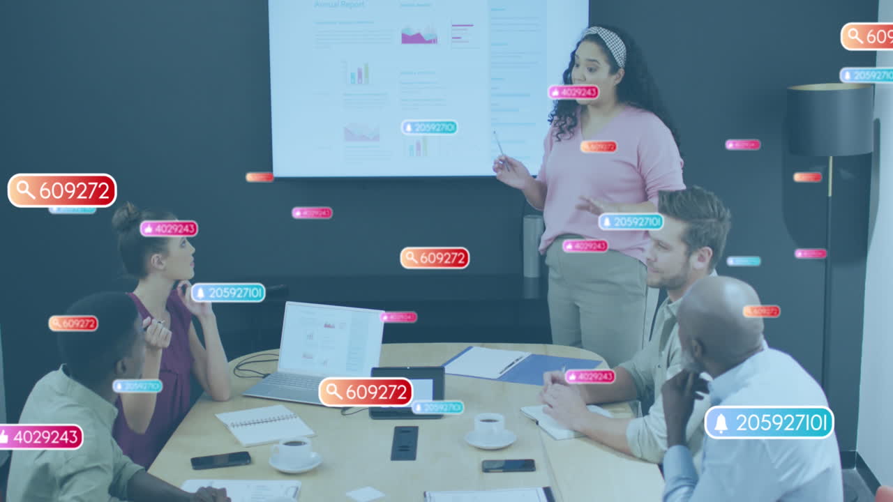 사무실에서 다양한 비즈니스 사람들 위에 소셜 미디어 아이콘과 숫자의 애니메이션