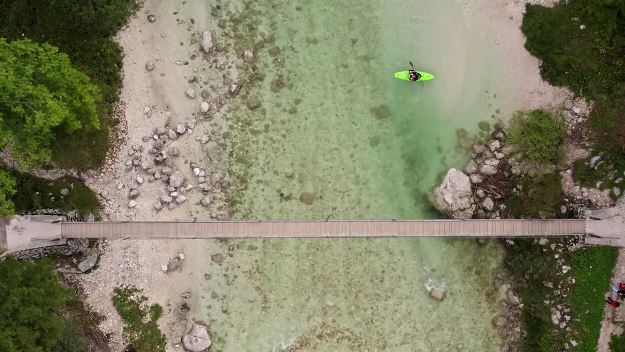 Kayak sul fiume Soca nella verde valle di Bovec