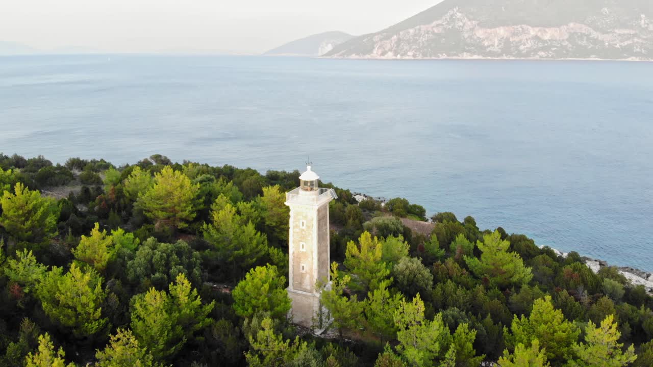 그리스 케팔로니아(kefalonia)에 있는 피스카도 만(fiskardo bay)의 개요와 함께 녹색 잎으로 둘러싸인 피스카도(fiskardo)의 오래된 베네치아 등대