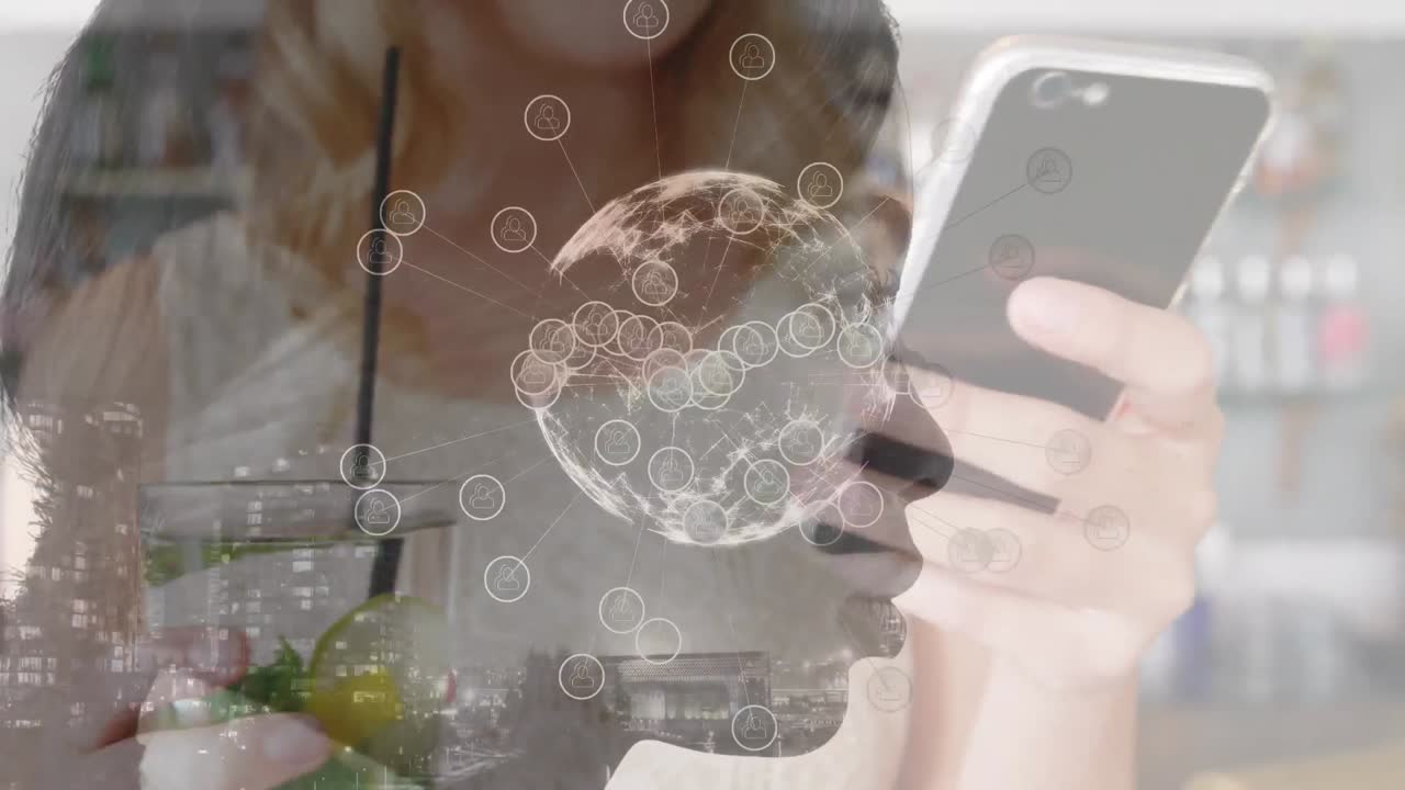 animación del paisaje urbano y una mujer biracial sobre una mujer de negocios caucásica que usa un teléfono inteligente