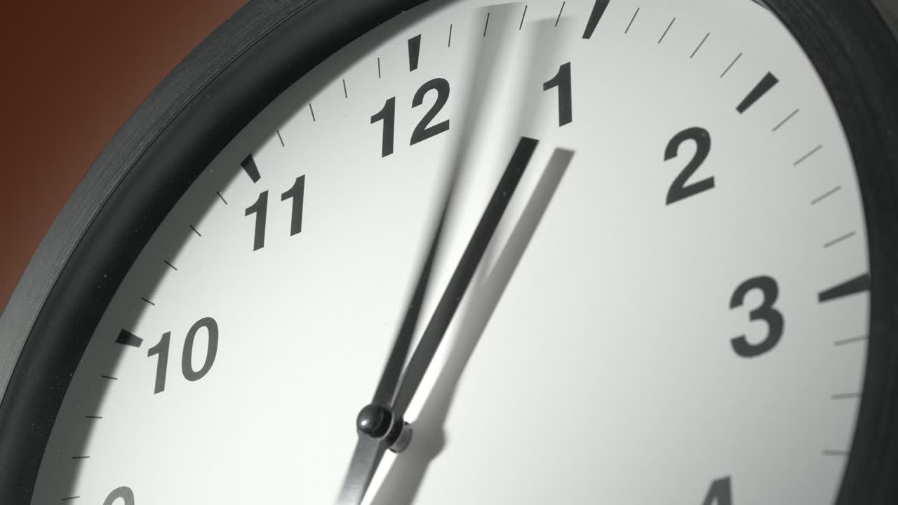 reloj en la pared de color beige crema en el lapso de tiempo