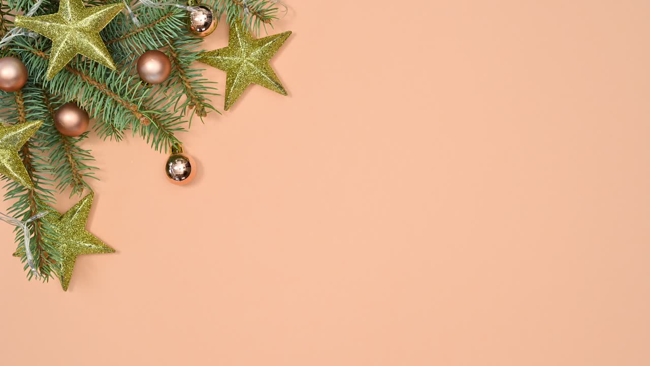 las ramas de las abetos de navidad con guirnaldas de oro, adornos de navidad y luces parpadeantes aparecen en el tema naranja.