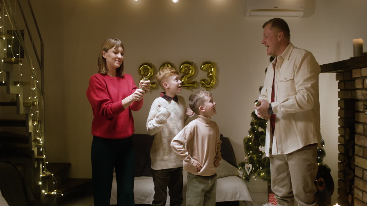 празднование нового года в гостиной.