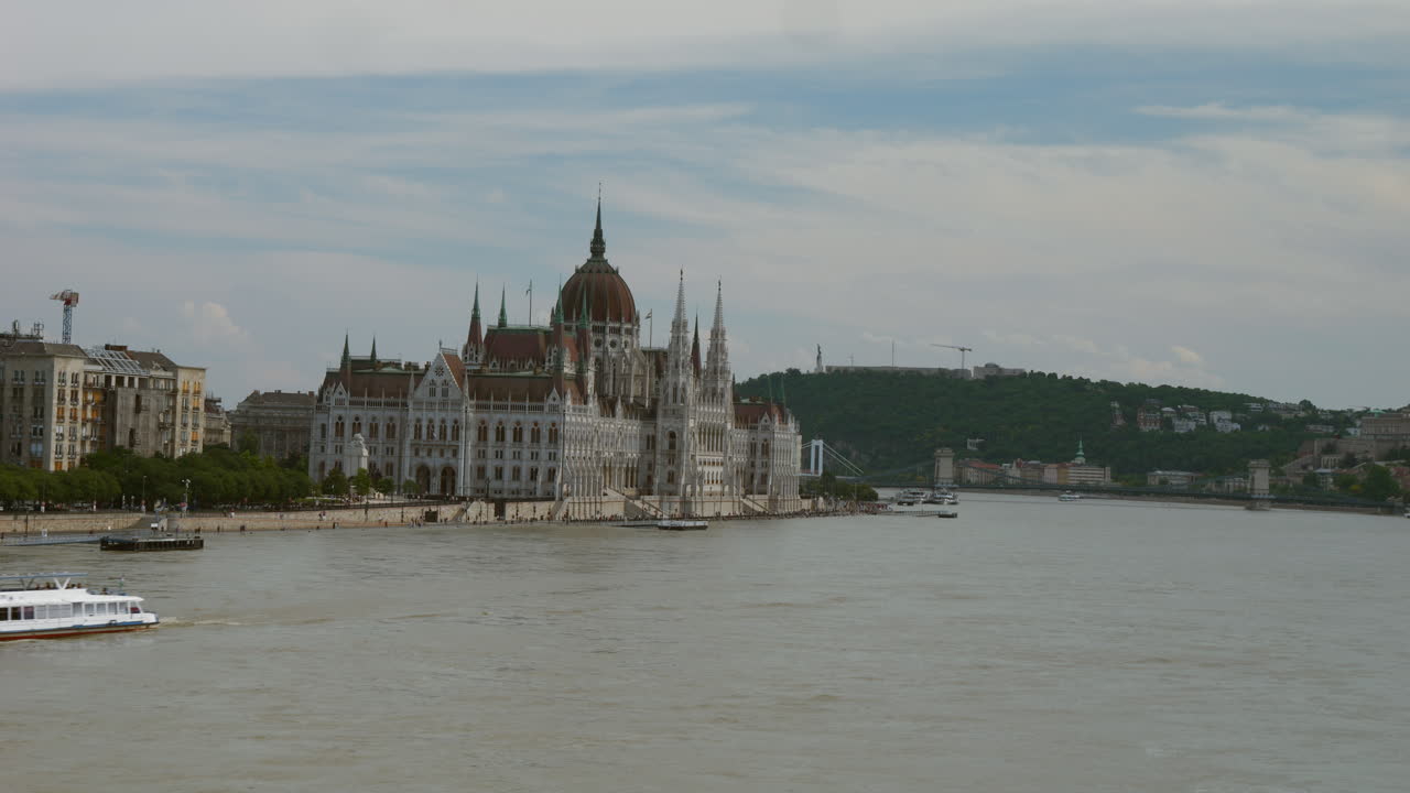 부다페스트의 타임스, 도나우 강의 보트, 여름날의 가리 의회 건물