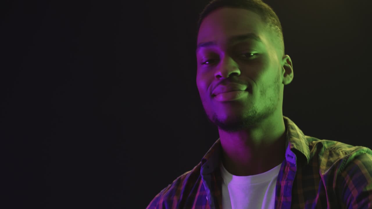 hombre con iluminación colorida